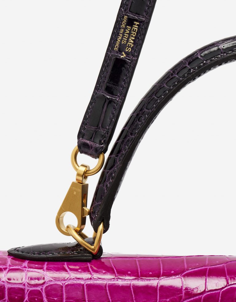 Shoulder strap of a pre-loved Hermès Kelly 35 HSS Crocodile Porosus Rose Scheherazade / Aubergine on SACLÀB