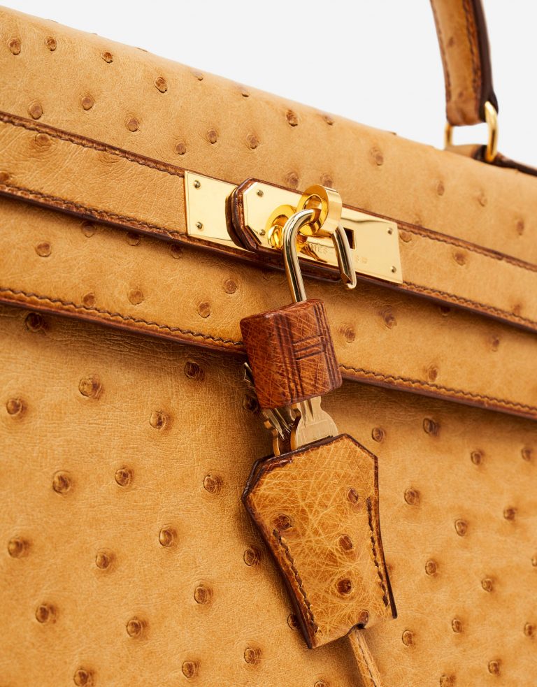 Hardware detail of a pre-loved Hermès Kelly 32 Ostrich Gold on SACLÀB