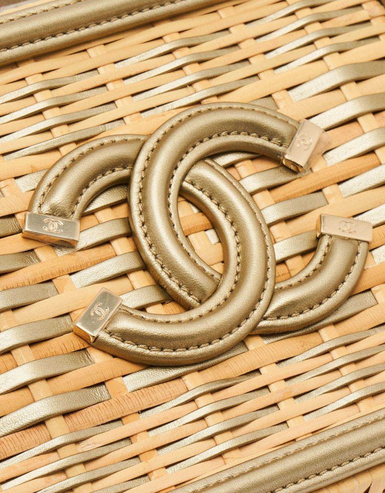 A pre-loved small Chanel Vanity Case in Beige Straw and Gold Leather on SACLÀB