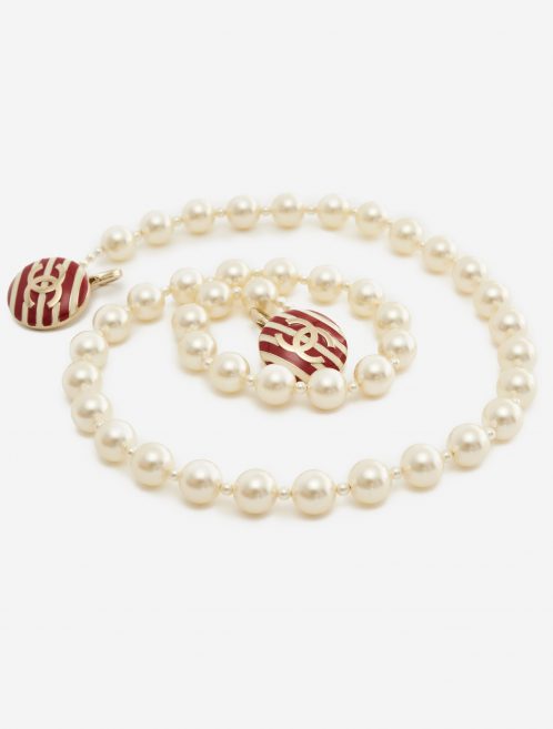 Pearl chain detail on a limited-edition Chanel Timeless Medium made from Fabric and Pearls in Red and White on SACLÀB