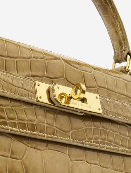 Gold Hardware on a pre-loved Hermès Kelly 32 Porosus Crocodile Lisse Ficelle on SACLÀB