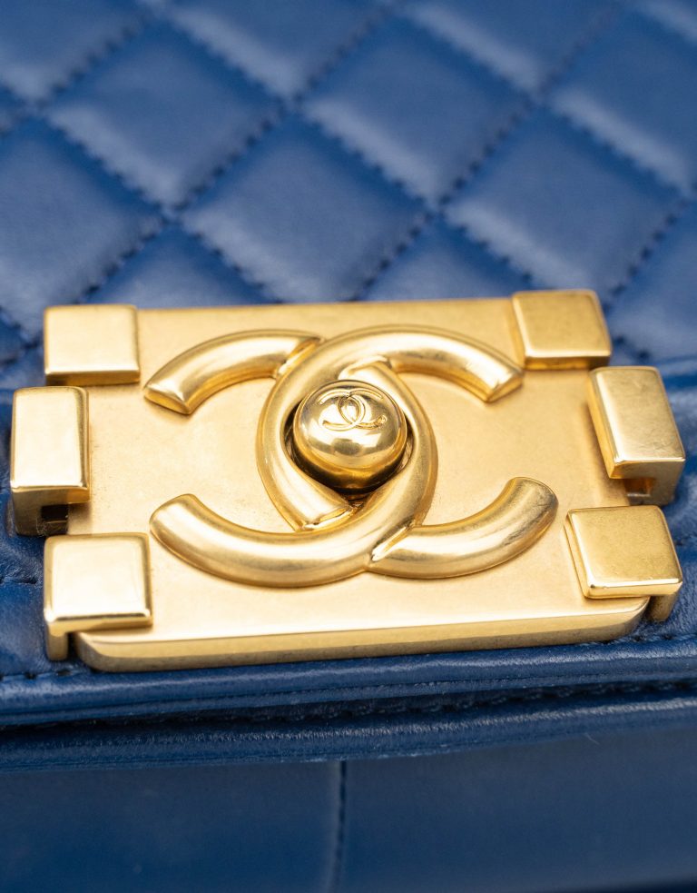 Pre-owned Chanel bag Boy Medium Lamb Blue Blue | Sell your designer bag on Saclab.com