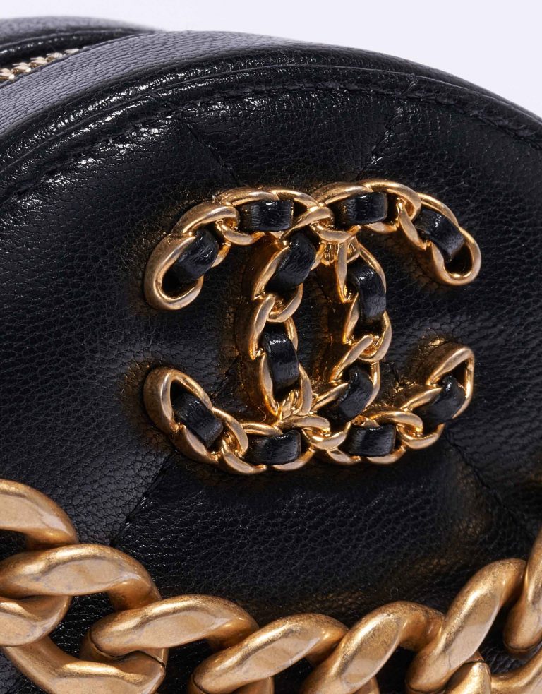 Chanel 19 Clutch Lamb Black