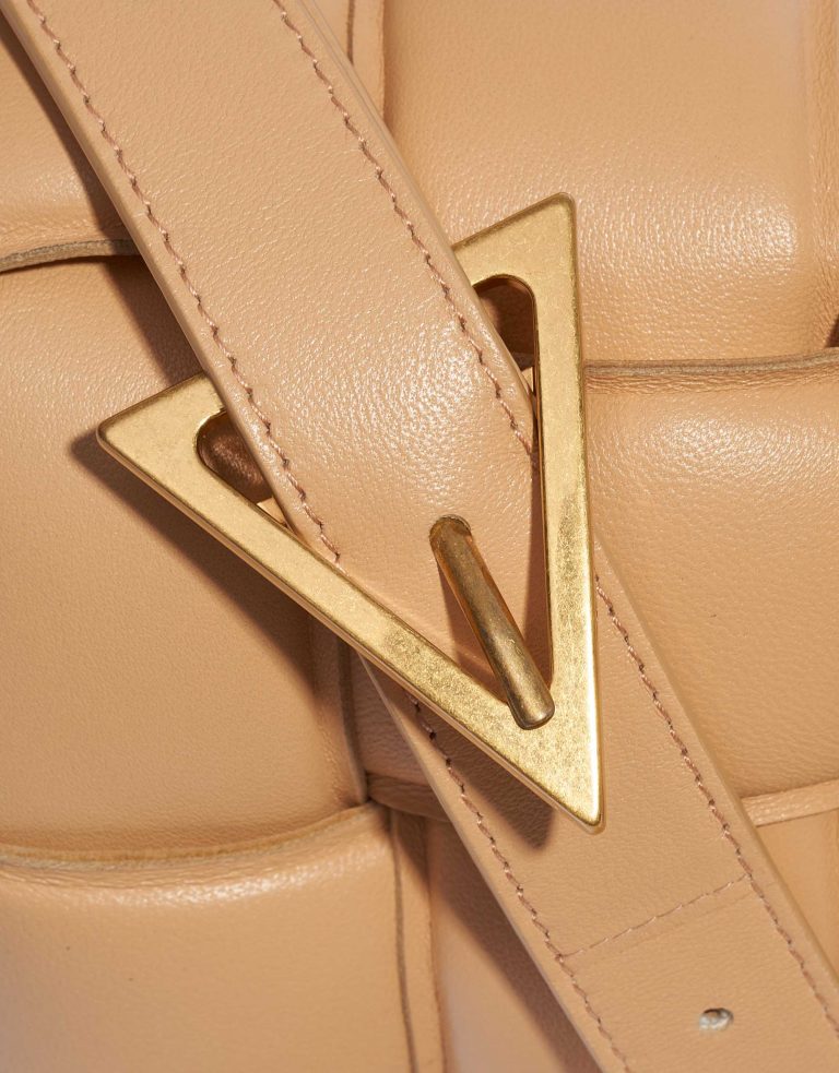 Pre-owned Bottega Veneta bag Cassette Lamb Nude Beige Closing System | Sell your designer bag on Saclab.com
