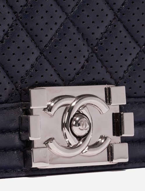 Pre-owned Chanel bag Boy Old Medium Lamb Blue Blue Closing System | Sell your designer bag on Saclab.com
