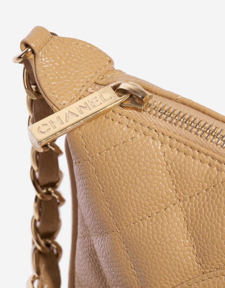 Pre-owned Chanel bag Vintage Crossbody Caviar Beige Beige Closing System | Sell your designer bag on Saclab.com