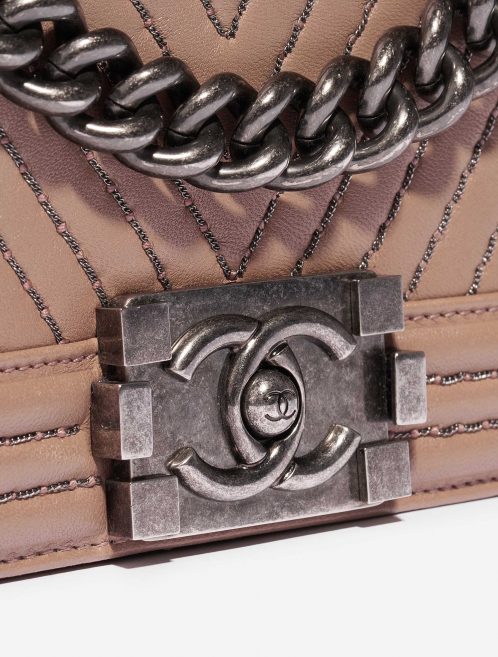 Pre-owned Chanel bag Boy Old Medium Lamb Ash Rose Rose Closing System | Sell your designer bag on Saclab.com
