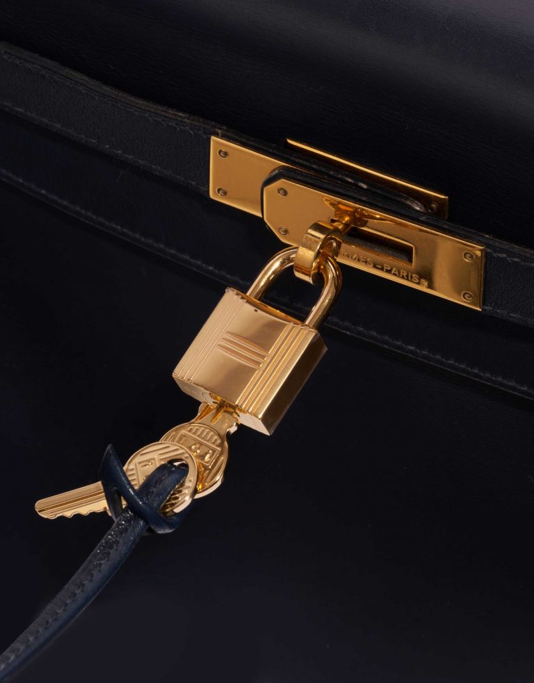 Pre-owned Hermès bag Kelly 32 Box Bleu Marine Blue Detail | Sell your designer bag on Saclab.com