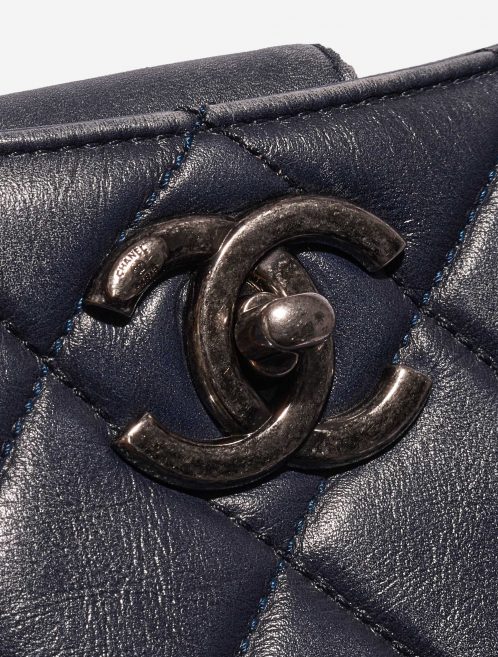 Pre-owned Chanel bag Shopping Tote Lamb Dark Blue Blue Closing System | Sell your designer bag on Saclab.com