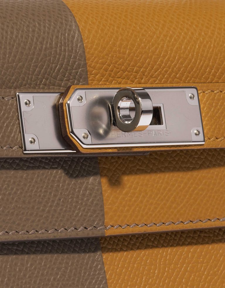 Pre-owned Hermès bag Kelly 28 Epsom Etoupe / Sesame / Blue Indigo Brown Closing System | Sell your designer bag on Saclab.com