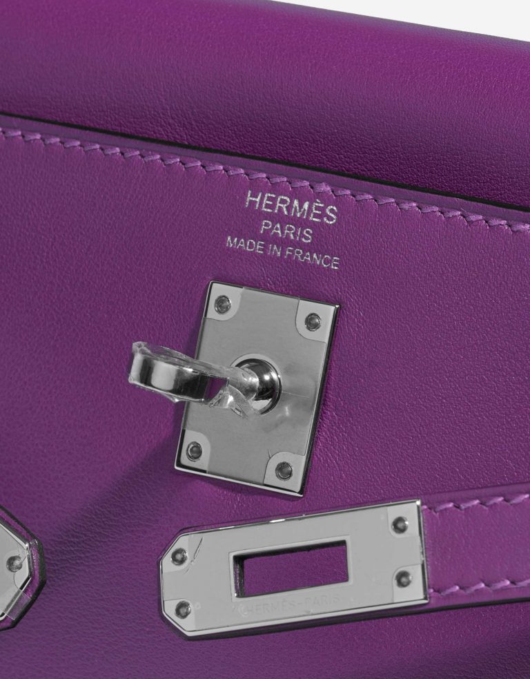 Pre-owned Hermès bag Kelly 25 Swift Anemone Violet Logo | Sell your designer bag on Saclab.com