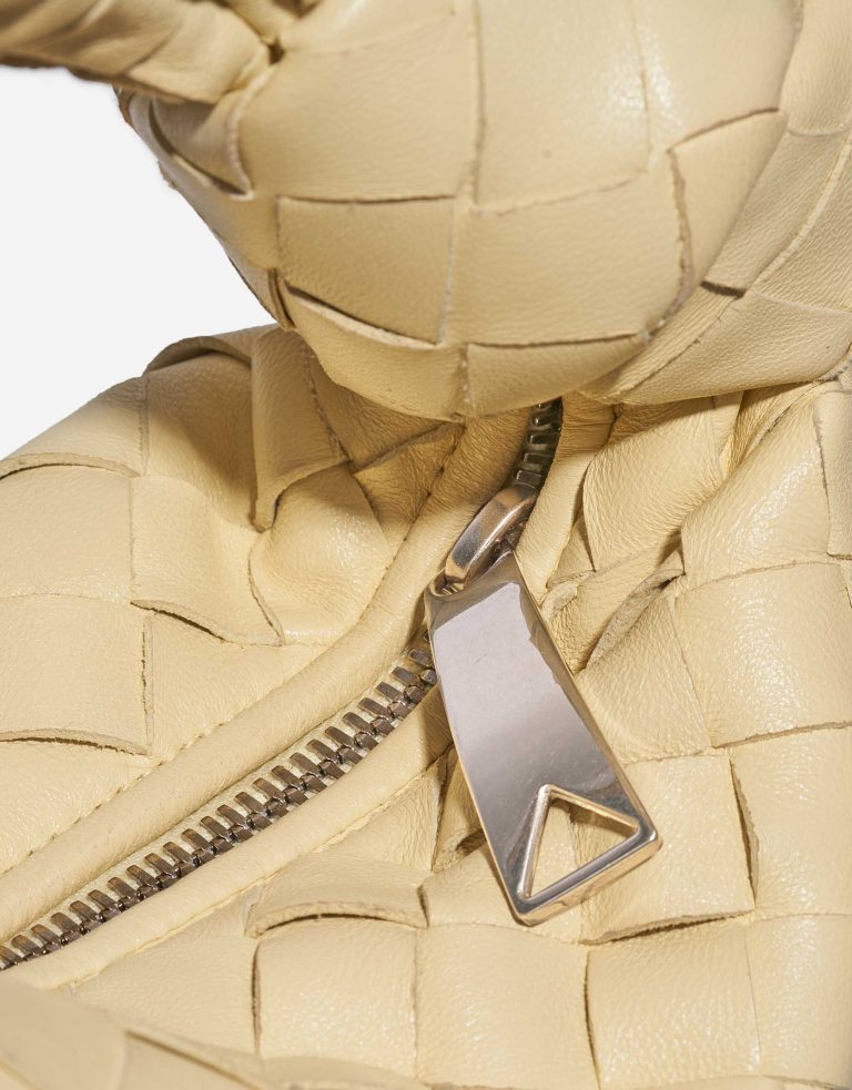 Pre-owned Bottega Veneta bag Jodie Mini Lamb Porridge Beige Closing System | Sell your designer bag on Saclab.com