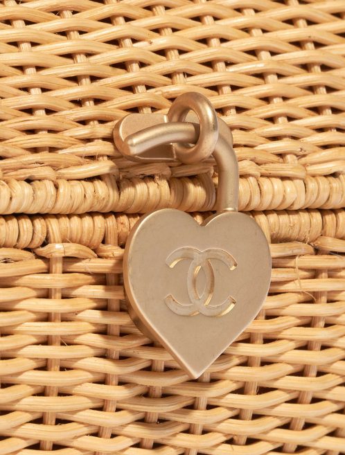 Pre-owned Chanel bag Love Basket Wicker Beige Beige Closing System | Sell your designer bag on Saclab.com