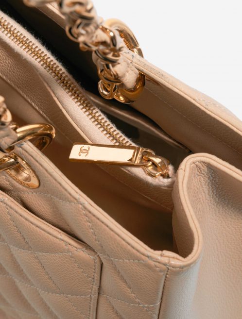 Pre-owned Chanel bag Shopping Tote GST Caviar Beige Beige Closing System | Sell your designer bag on Saclab.com