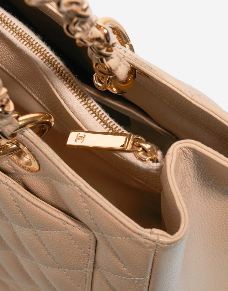 Pre-owned Chanel bag Shopping Tote GST Caviar Beige Beige Closing System | Sell your designer bag on Saclab.com
