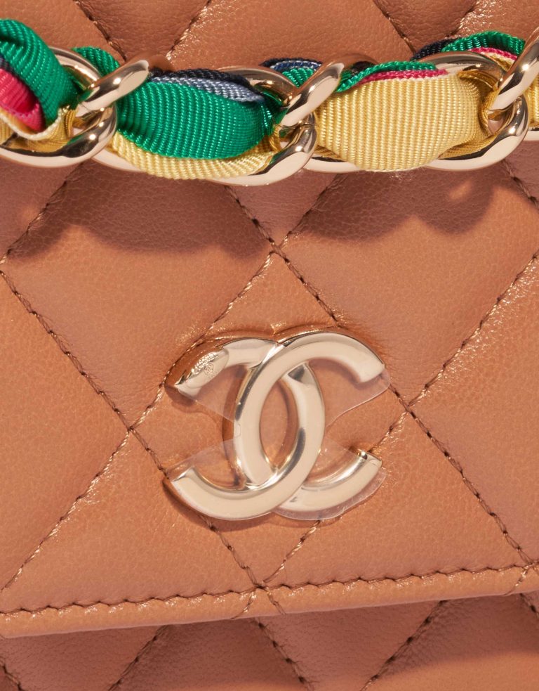 Pre-owned Chanel bag Timeless WOC Lamb Beige Beige Closing System | Sell your designer bag on Saclab.com
