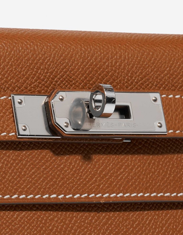 Pre-owned Hermès bag Kelly 28 Epsom Gold Brown Closing System | Sell your designer bag on Saclab.com