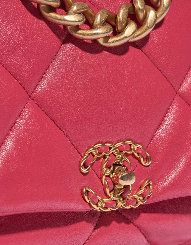Pre-owned Chanel bag 19 Maxi Flap Bag Lamb Pink Pink Closing System | Sell your designer bag on Saclab.com