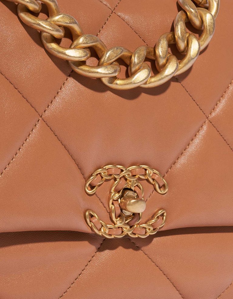 Pre-owned Chanel bag 19 Large Flap Bag Lamb Camel Brown Closing System | Sell your designer bag on Saclab.com