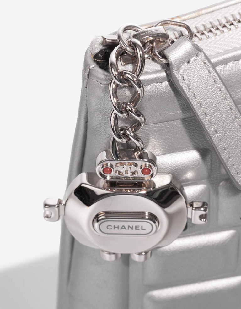 Pre-owned Chanel bag Keyboard Clutch Calf Silver Silver Closing System | Sell your designer bag on Saclab.com