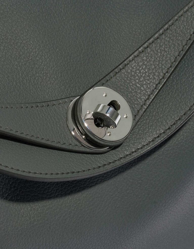 Pre-owned Hermès bag Lindy 26 Evercolor Vert Amande Green Closing System | Sell your designer bag on Saclab.com