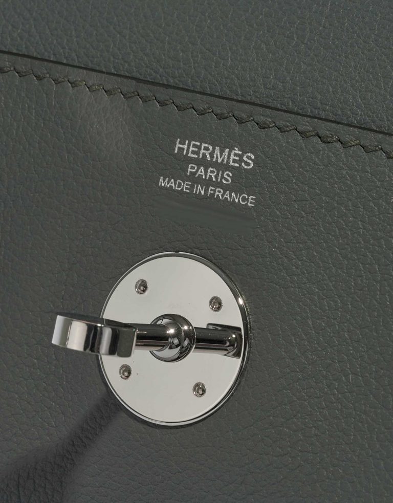 Pre-owned Hermès bag Lindy 26 Evercolor Vert Amande Green Logo | Sell your designer bag on Saclab.com