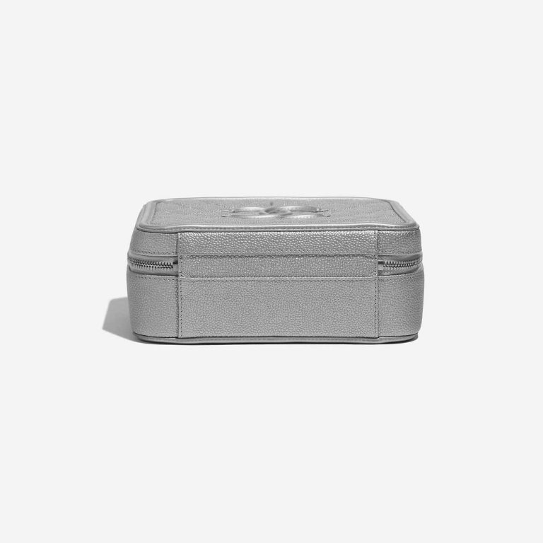 Pre-owned Chanel bag Vanity Case Medium Caviar Silver Silver Bottom | Sell your designer bag on Saclab.com
