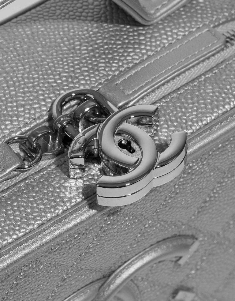Pre-owned Chanel bag Vanity Case Medium Caviar Silver Silver Front | Sell your designer bag on Saclab.com