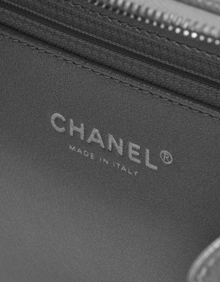 Pre-owned Chanel bag Vanity Case Medium Caviar Silver Silver Logo | Sell your designer bag on Saclab.com