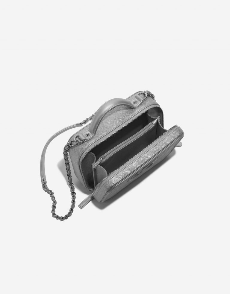 Pre-owned Chanel bag Vanity Case Medium Caviar Silver Silver Inside | Sell your designer bag on Saclab.com