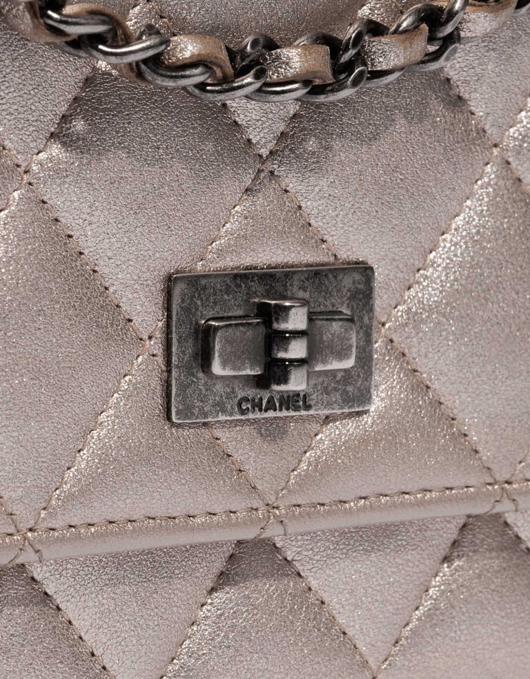 Pre-owned Chanel bag 2.55 Reissue WOC Lamb Gold Gold Closing System | Sell your designer bag on Saclab.com