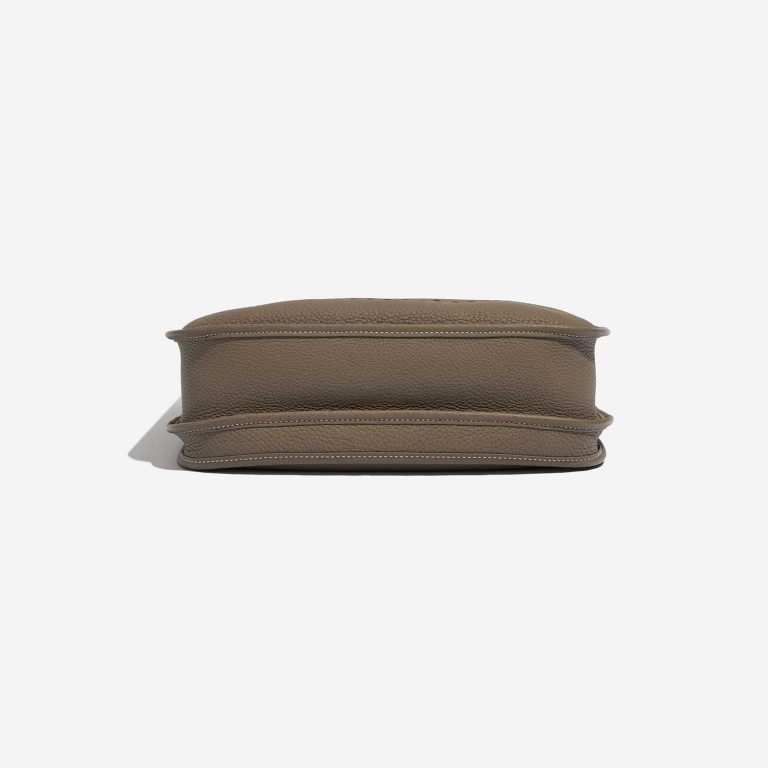 Pre-owned Hermès bag Evelyne 29 Taurillon Clemence Etoupe Brown Bottom | Sell your designer bag on Saclab.com