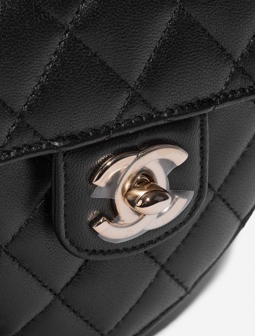 Pre-owned Chanel bag Timeless Heart Small Lambskin Black Black Closing System | Sell your designer bag on Saclab.com