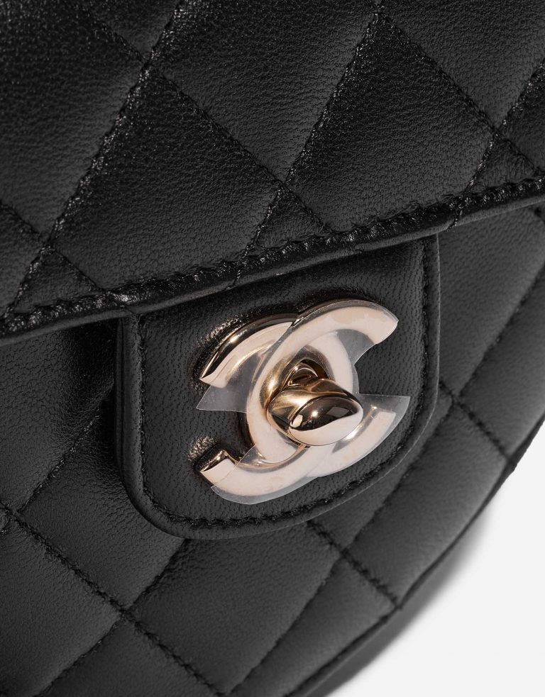 Pre-owned Chanel bag Timeless Heart Small Lambskin Black Black Closing System | Sell your designer bag on Saclab.com