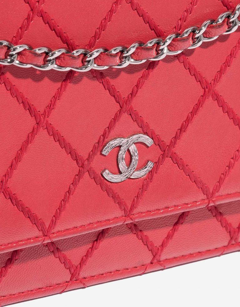 Pre-owned Chanel bag Timeless WOC Lamb Red Red Closing System | Sell your designer bag on Saclab.com