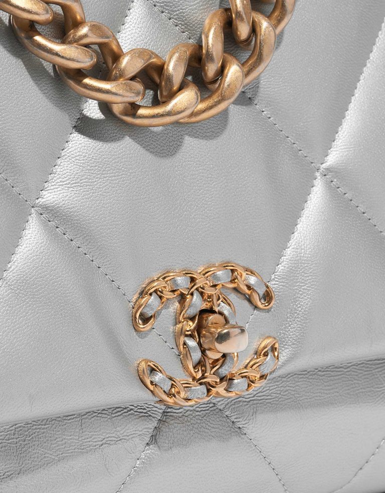Pre-owned Chanel bag 19 Maxi Lamb Silver Silver Closing System | Sell your designer bag on Saclab.com