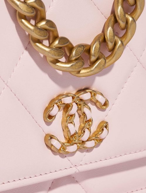 Pre-owned Chanel bag 19 WOC Lamb Light Rose Rose Closing System | Sell your designer bag on Saclab.com