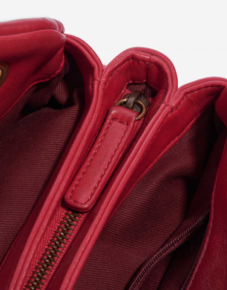 Pre-owned Chanel bag Bowling Mademoiselle Medium Lamb Raspberry Red Red Closing System | Sell your designer bag on Saclab.com