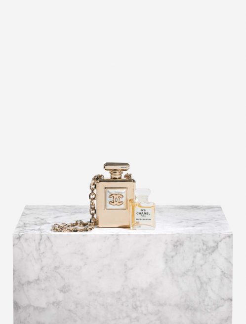 Pre-owned Chanel bag Perfume Necklace Metal Gold / Pearl Gold Front | Sell your designer bag on Saclab.com