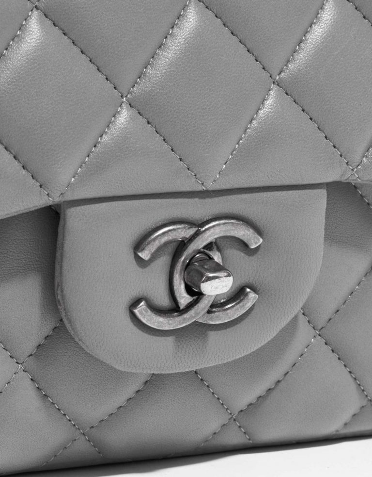 Pre-owned Chanel bag Timeless Maxi Lamb Grey Grey Closing System | Sell your designer bag on Saclab.com
