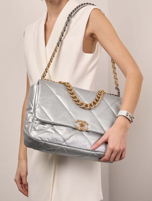 Chanel 19 Maxi Silver Sizes Worn | Sell your designer bag on Saclab.com