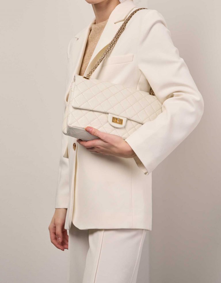 Pre-owned Chanel bag 2.55 Reissue 226 Calf Beige Beige Front | Sell your designer bag on Saclab.com