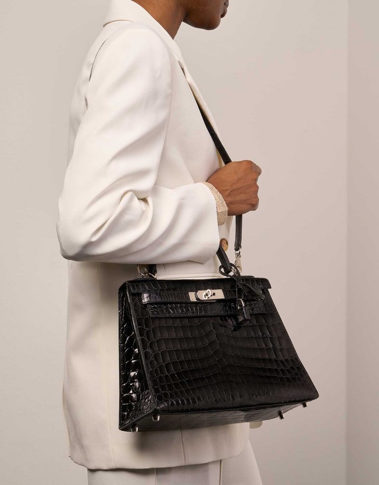 Hermès Kelly 28 Black Sizes Worn | Sell your designer bag on Saclab.com