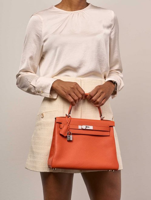 Hermès Kelly 28 Feu Sizes Worn| Sell your designer bag on Saclab.com