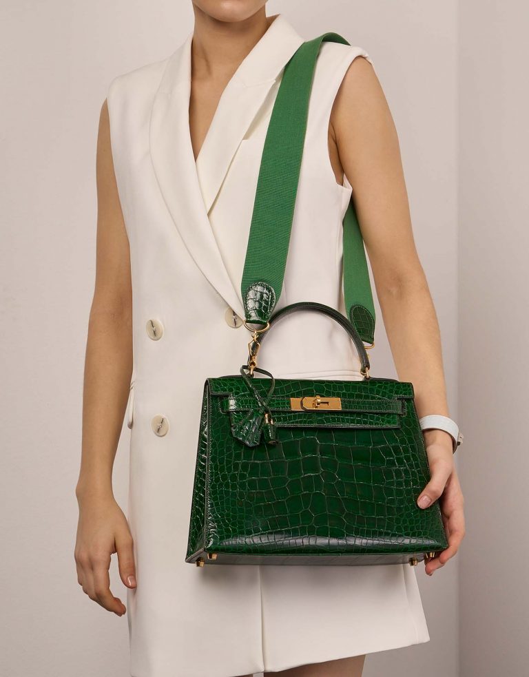 Pre-owned Hermès bag Kelly 28 Alligator Mississippiensis Vert Emeralde Green Front | Sell your designer bag on Saclab.com
