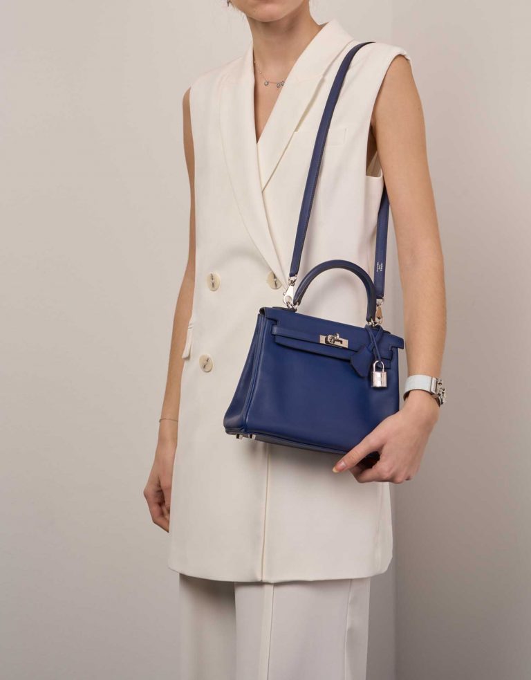 Pre-owned Hermès bag Kelly 25 Swift Blue Saphir Blue Front | Sell your designer bag on Saclab.com