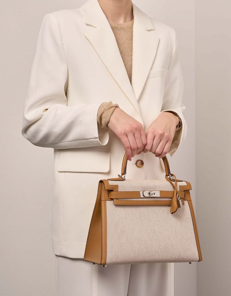 Hermès Kelly 28 Sesame-Ecru-Beige Sizes Worn | Sell your designer bag on Saclab.com