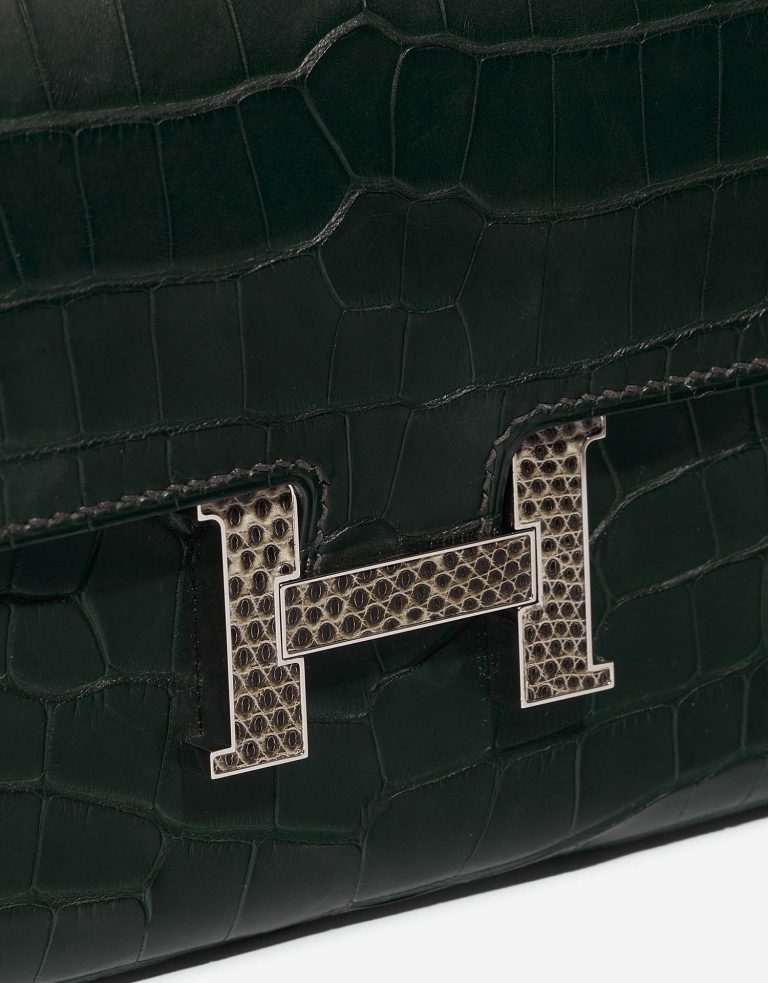 Hermès Constance LongWallet VertFonce-Ombre Closing System  | Sell your designer bag on Saclab.com