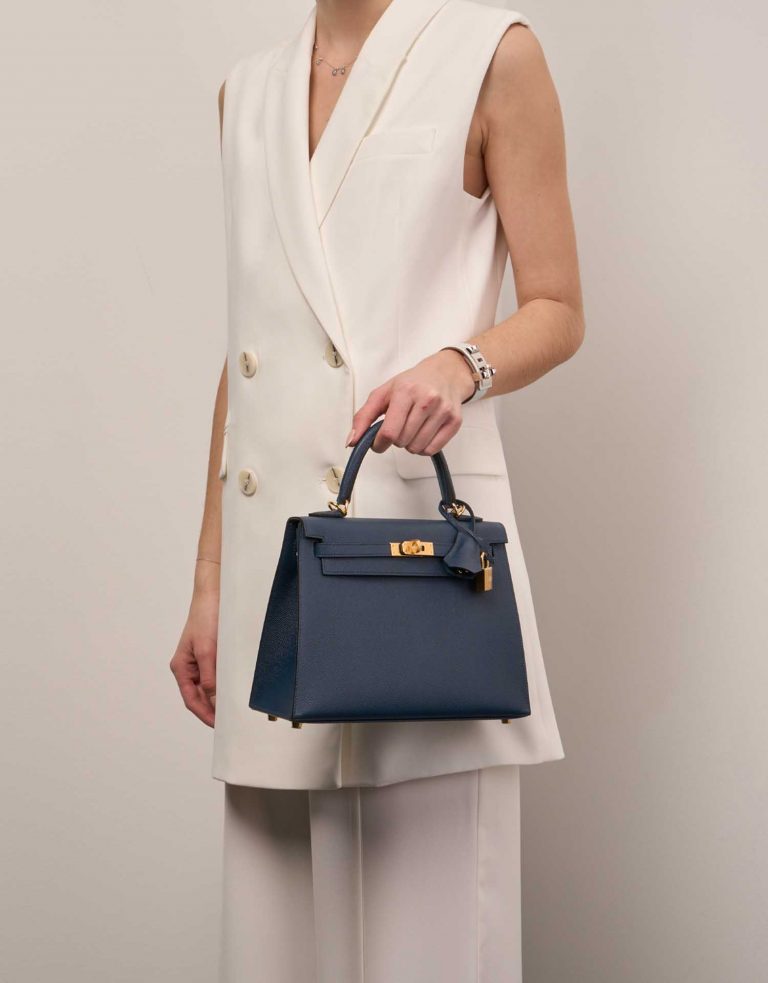 Hermès Kelly 25 BlueDePresse Sizes Worn | Sell your designer bag on Saclab.com