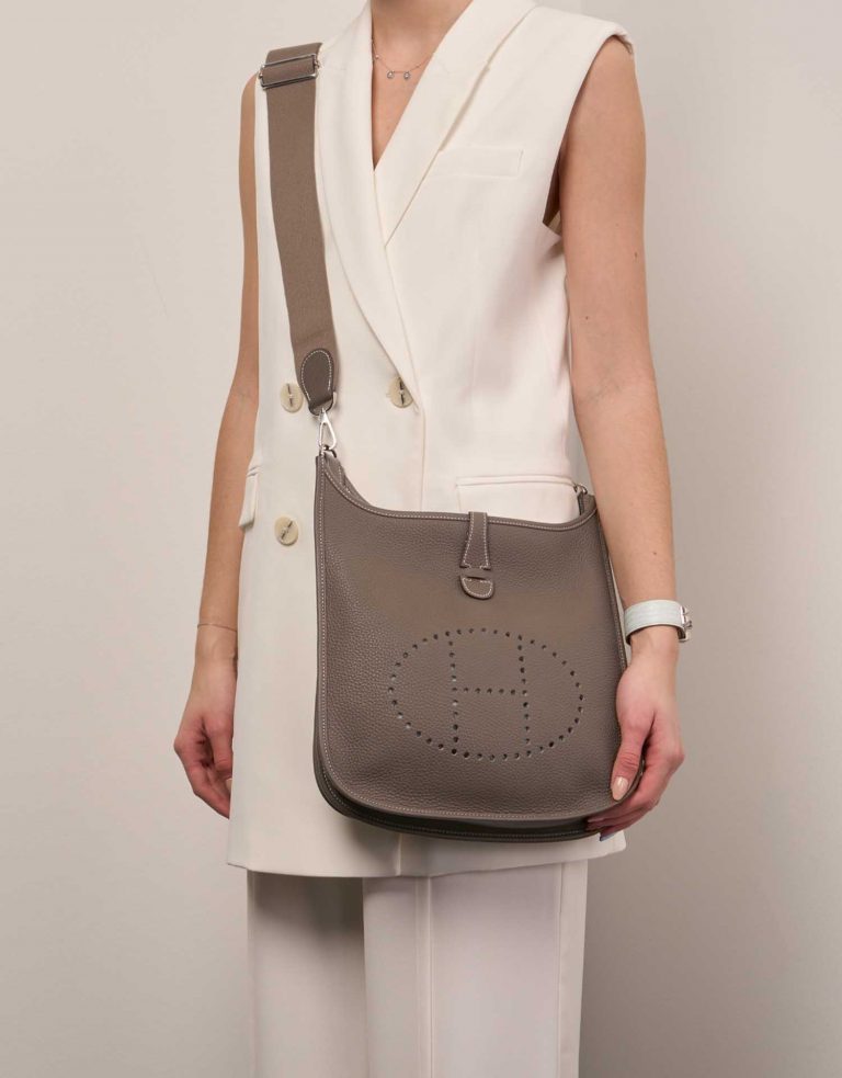 Hermès Evelyne 29 Etoupe Sizes Worn | Sell your designer bag on Saclab.com